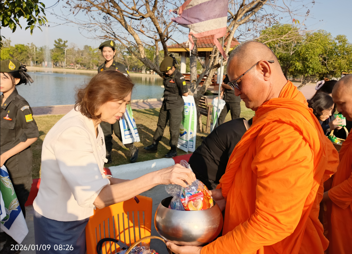 8. ตักบาตรข้าวสารอาหารแห้ง ทำบุญปีใหม่ 2569